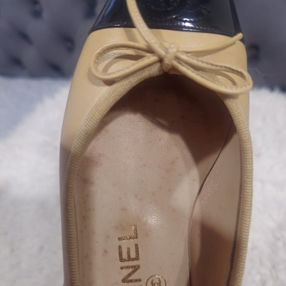 Preloved Chanel Flats Women's Leather Two Tone Flats Beige - Picture 4 of 14